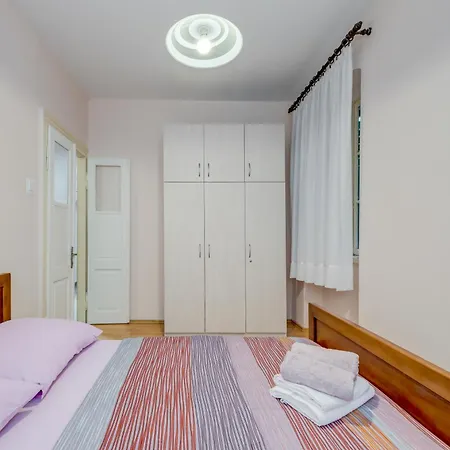 Diocletian's Corner, Three Bedroom Апартаменти