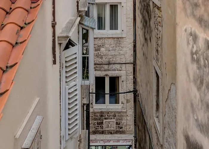 Diocletian's Corner, Three Bedroom